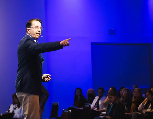 Eduardo Ronchetti apresentando em município