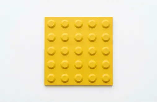 Piso tátil de alerta amarelo
